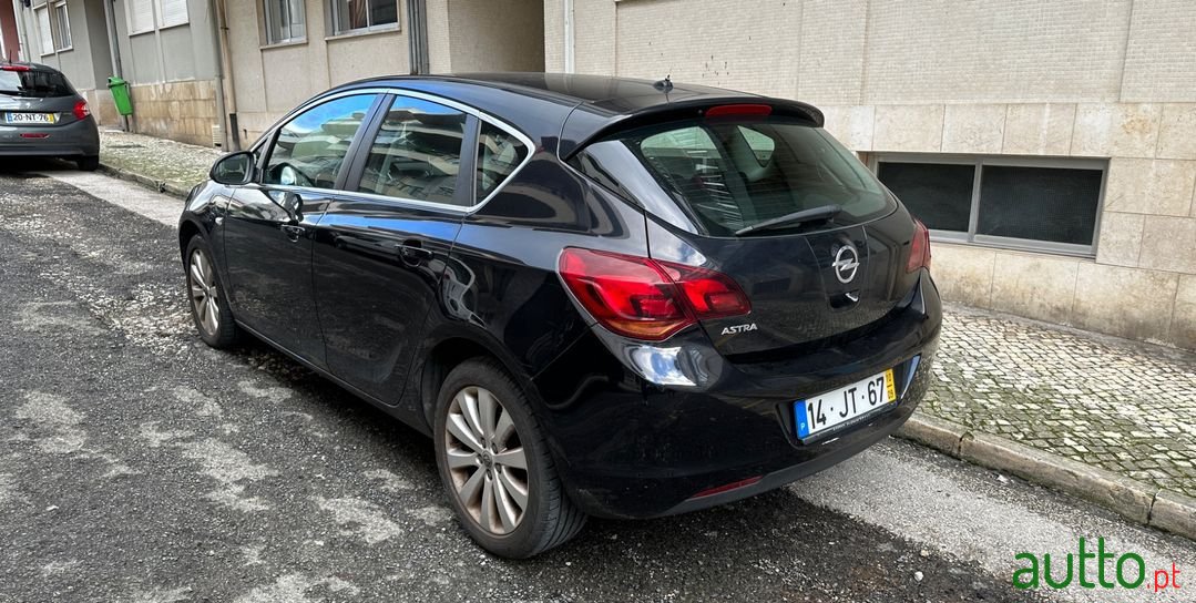 2010' Opel Astra photo #2