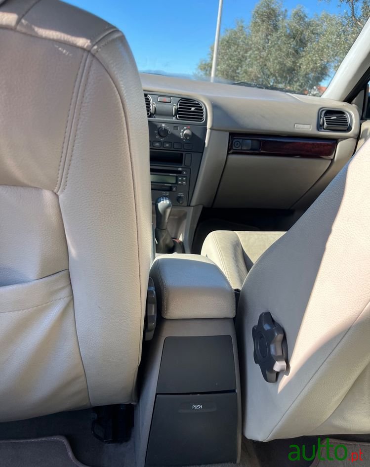 2002' Volvo V40 1.9 D Cr photo #6