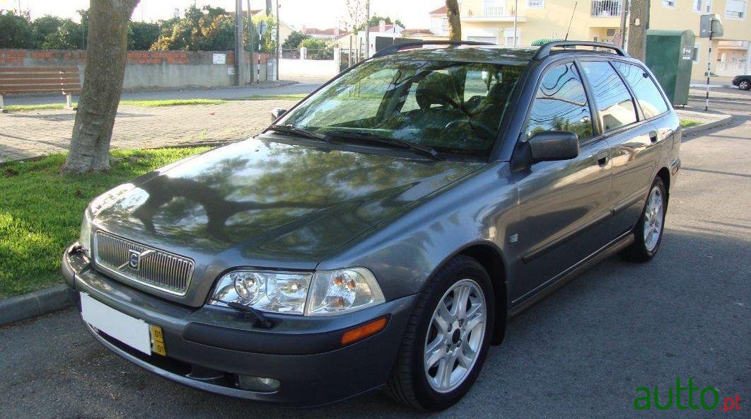 2001' Volvo V40 photo #1
