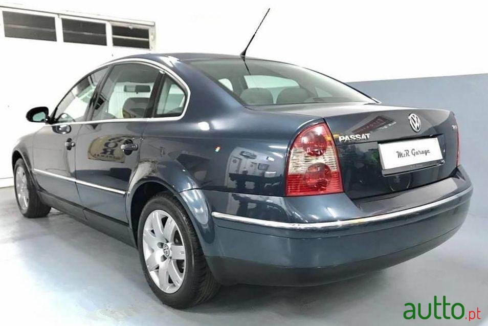 2004' Volkswagen Passat photo #2