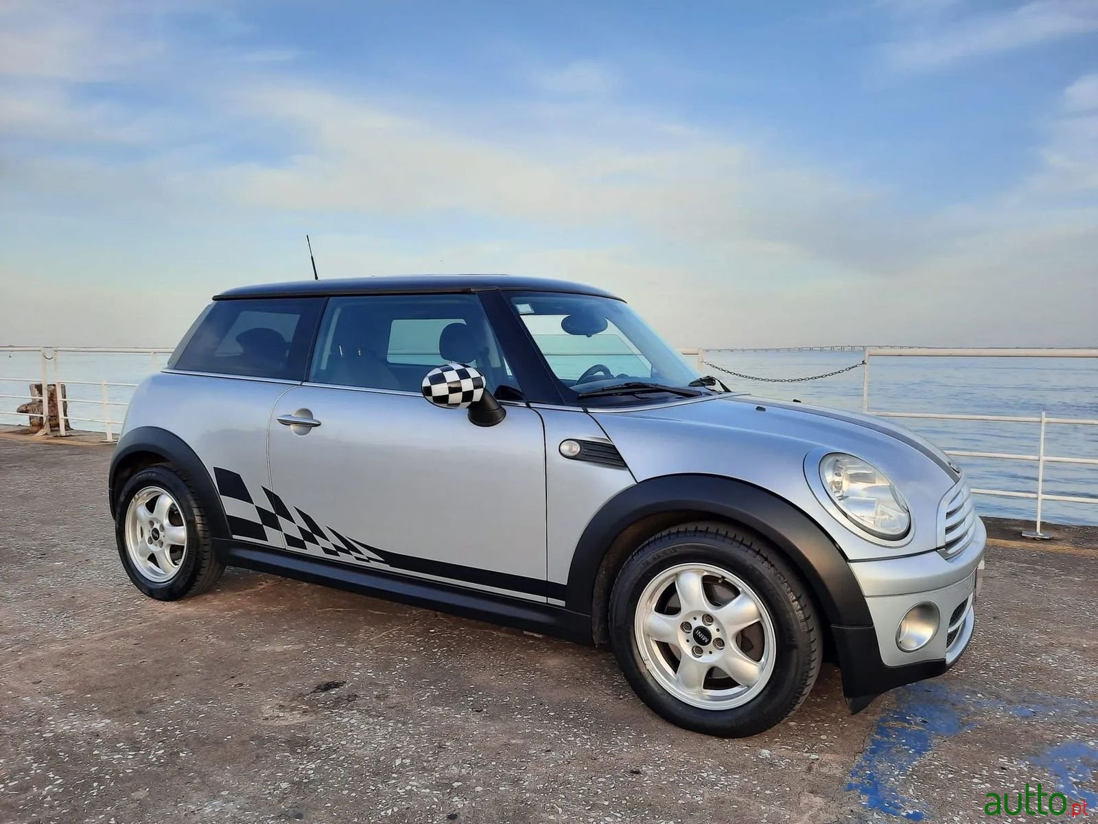 2009' MINI Cooper photo #2