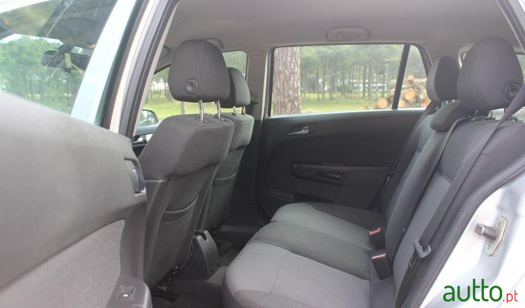 2008' Opel Astra Caravan photo #4