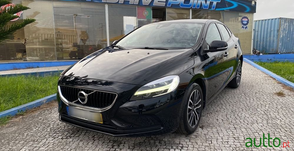 2019' Volvo V40 photo #2