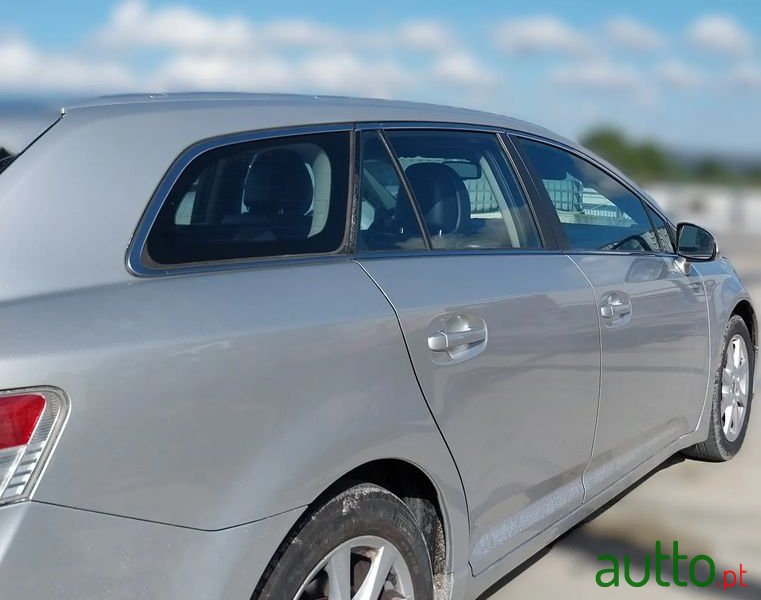 2010' Toyota Avensis Sw photo #5