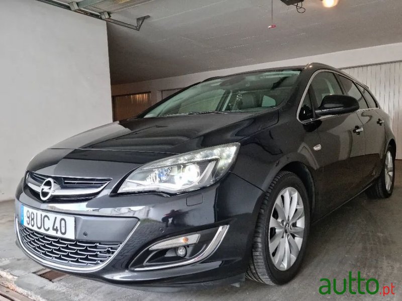 2012' Opel Astra Sports Tourer photo #1