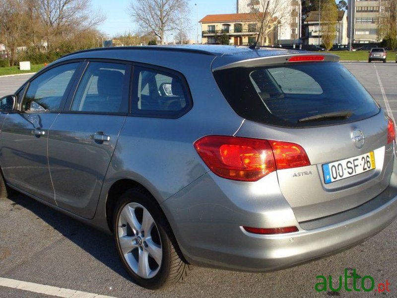 2011' Opel Astra Sports Tourer photo #1