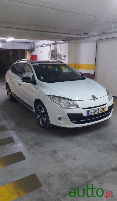 2011' Renault Megane Sport Tourer photo #2