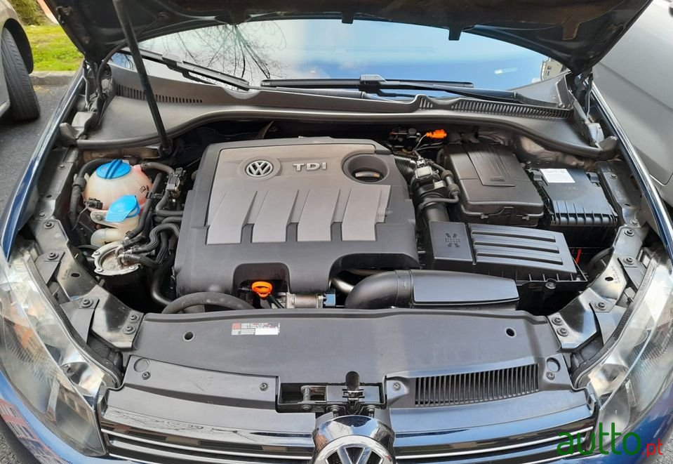 2011' Volkswagen Golf photo #3