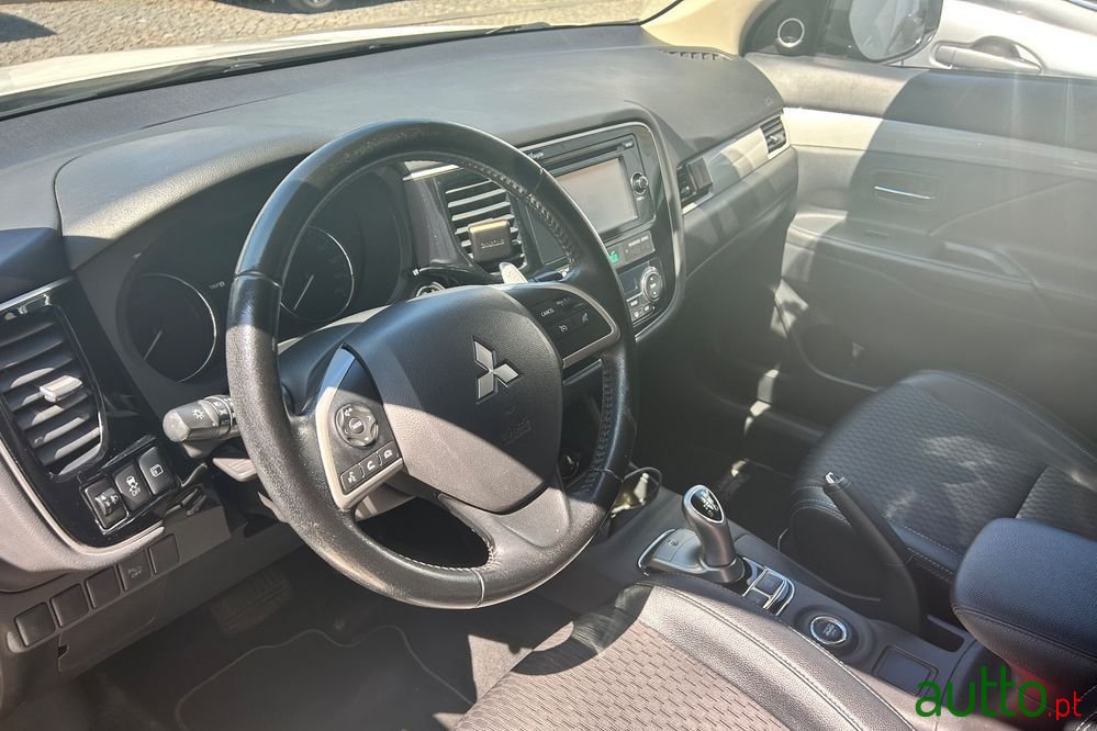 2014' Mitsubishi Outlander photo #6