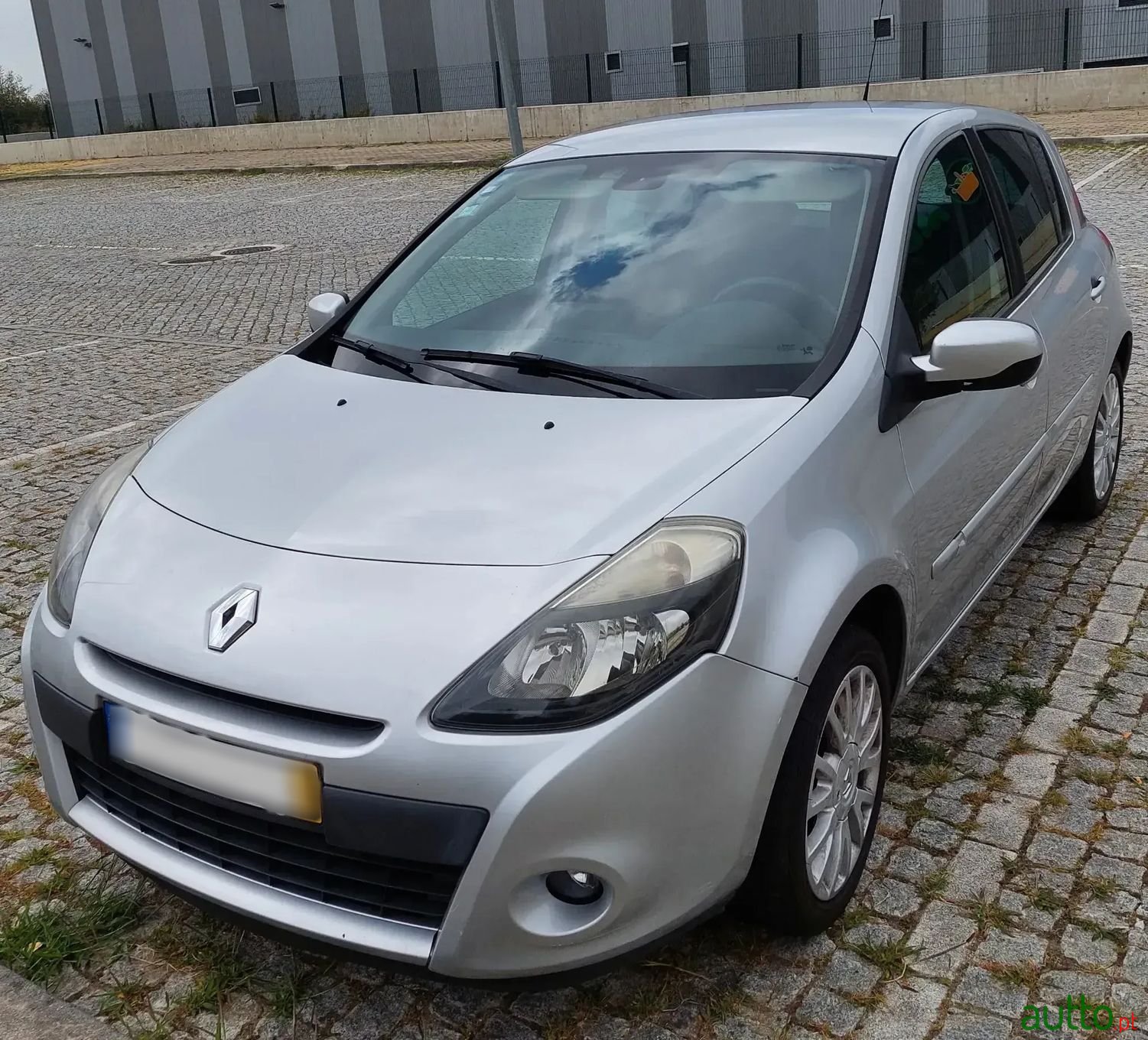 2011' Renault Clio photo #1