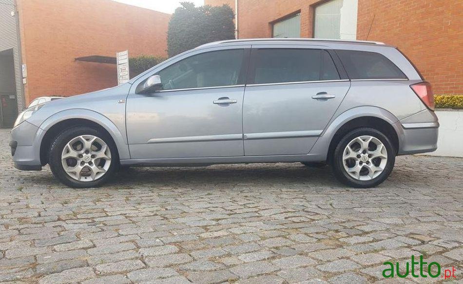 2006' Opel Astra Caravan photo #4