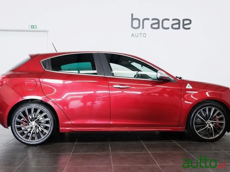 2011' Alfa Romeo Giulietta photo #3
