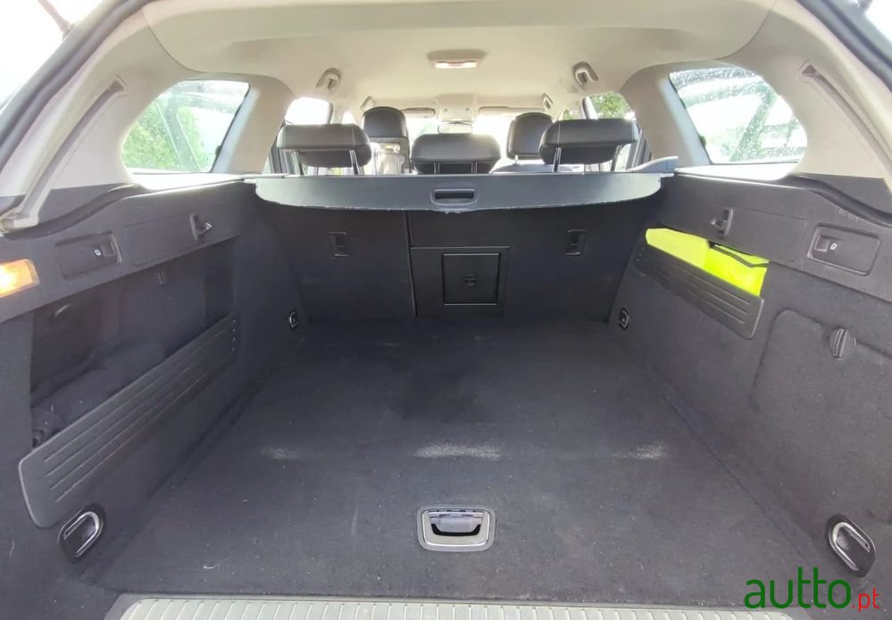 2011' Opel Astra Sports Tourer photo #2