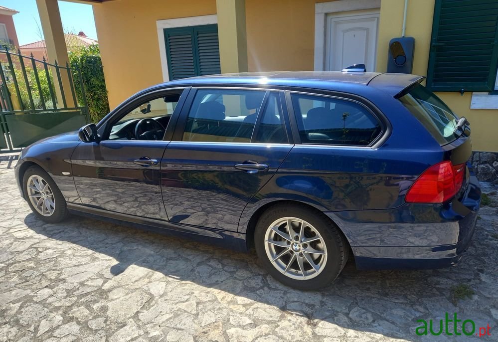 2011' BMW 318 D Touring photo #4