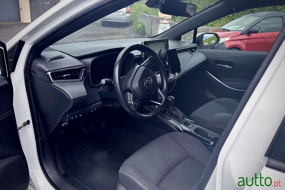 2019' Toyota Corolla Touring Sports photo #6