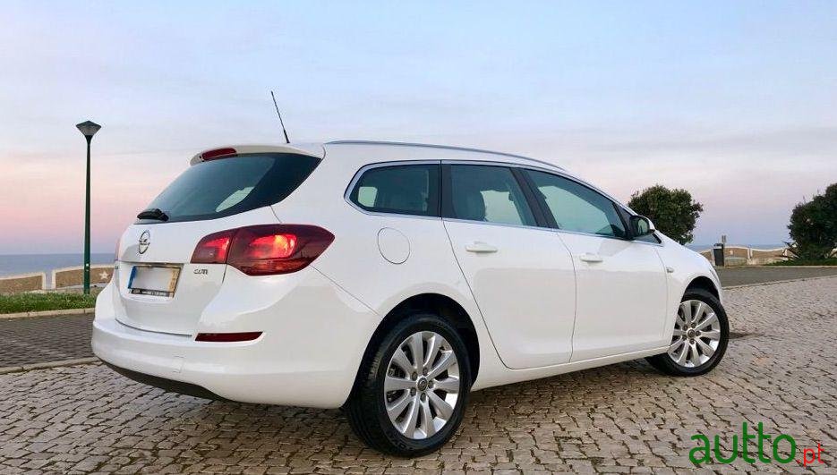 2011' Opel Astra Sports Tourer photo #3