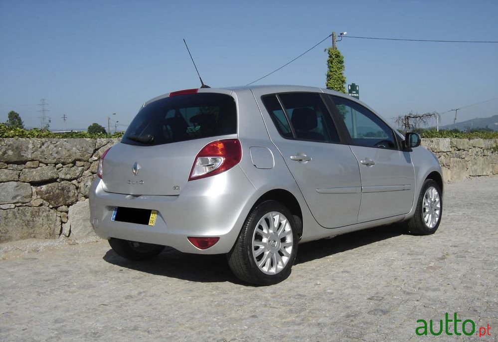 2011' Renault Clio photo #2