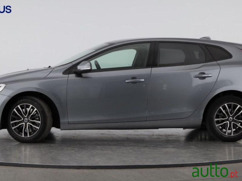 2019' Volvo V40 photo #3