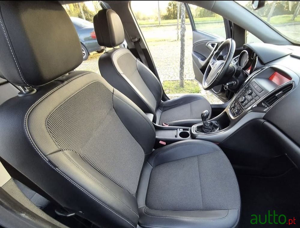 2011' Opel Astra 1.9 Cdti Cosmo photo #5