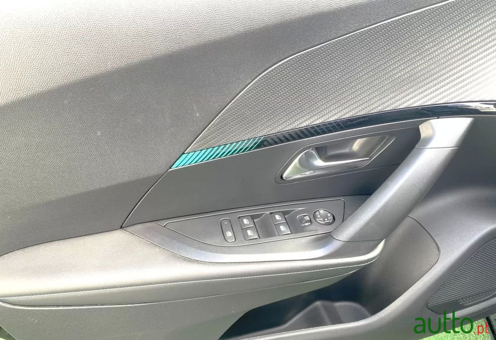2022' Peugeot 2008 photo #6