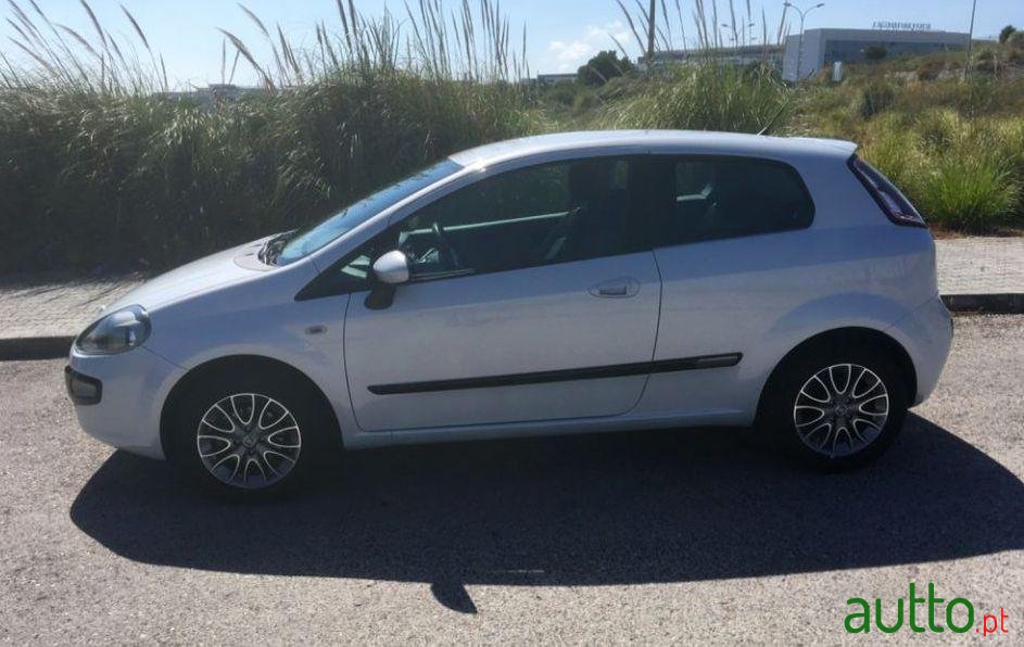 2011' Fiat Punto-Evo photo #1