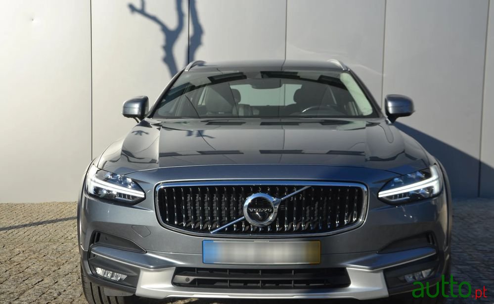 2019' Volvo V90 Cross Country photo #5