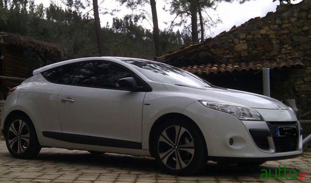 2011' Renault Megane photo #2