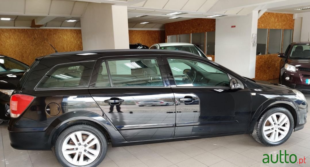 2008' Opel Astra Caravan photo #3