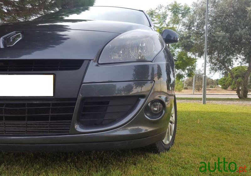 2011' Renault Scenic 1.5 Dci Luxe Edc photo #1