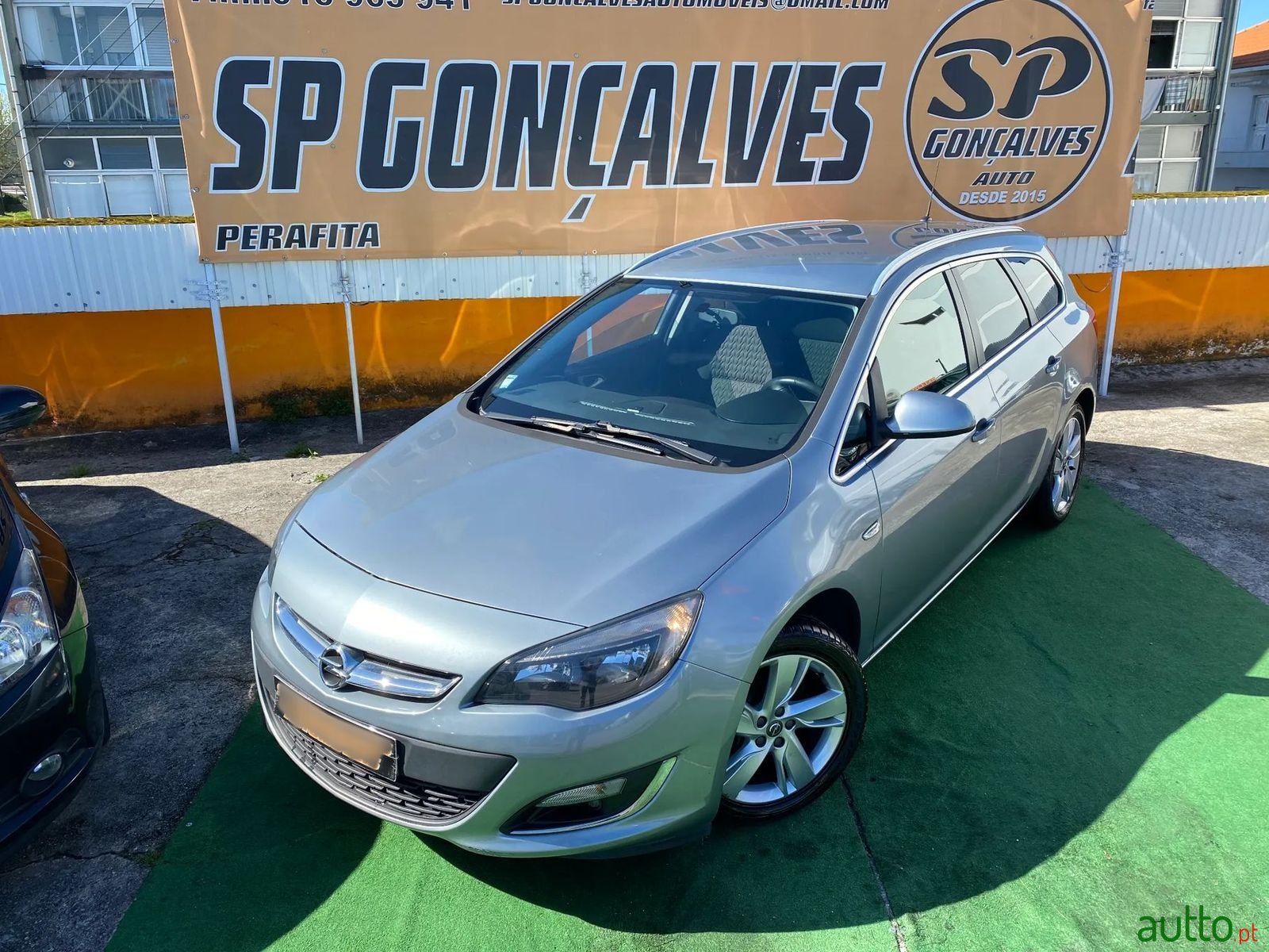 2013' Opel Astra Sports Tourer photo #2