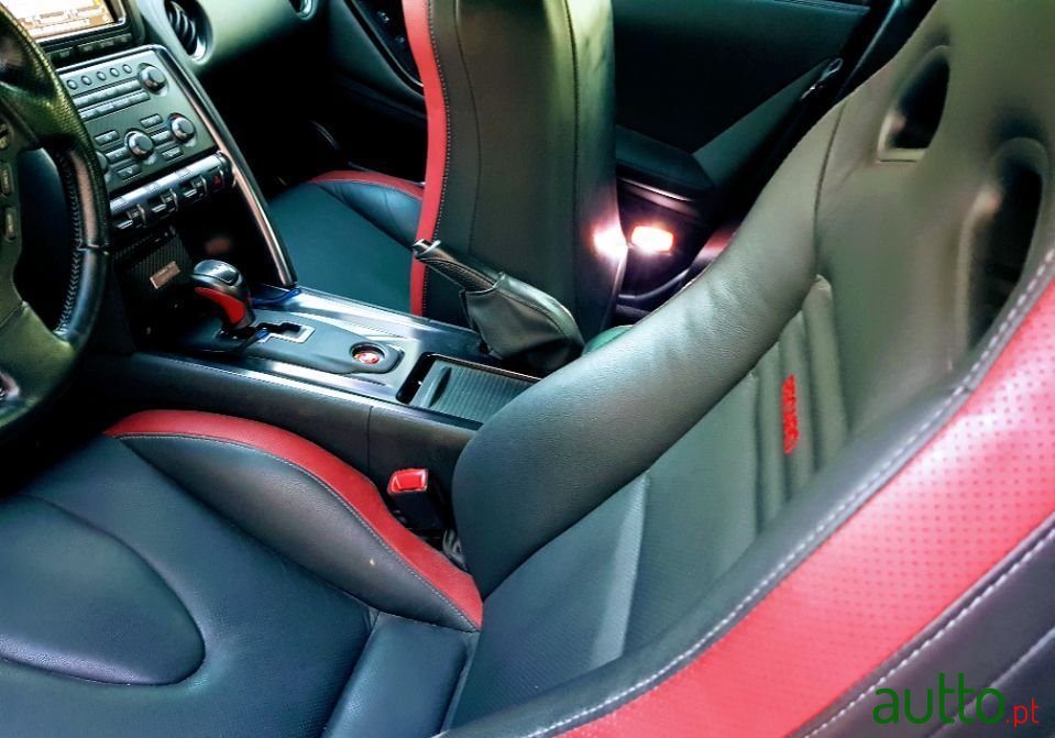 2011' Nissan GT-R photo #5