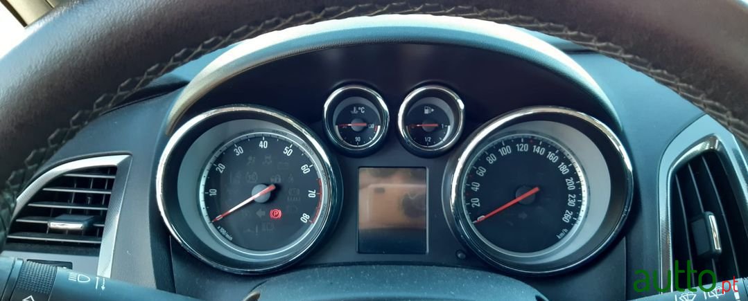 2010' Opel Astra photo #5