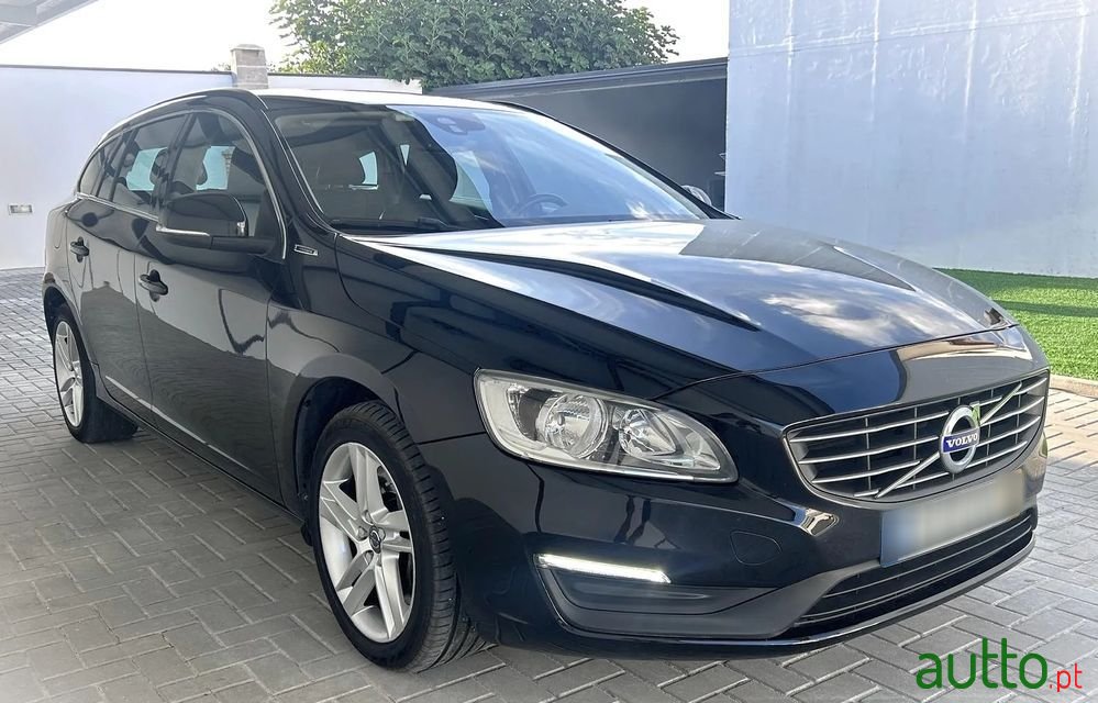 2018' Volvo V60 2.4 D6 Momentum Awd Phev photo #1