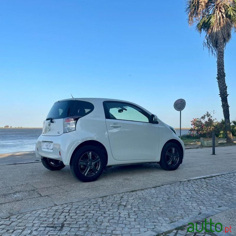 2010' Toyota iQ photo #3