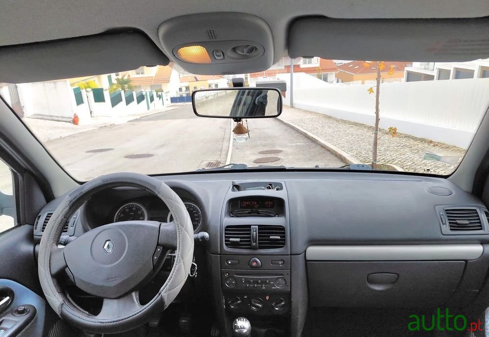 2005' Renault Clio photo #6