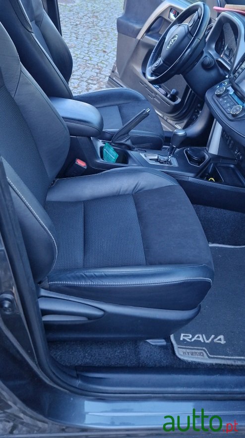 2017' Toyota RAV4 photo #7