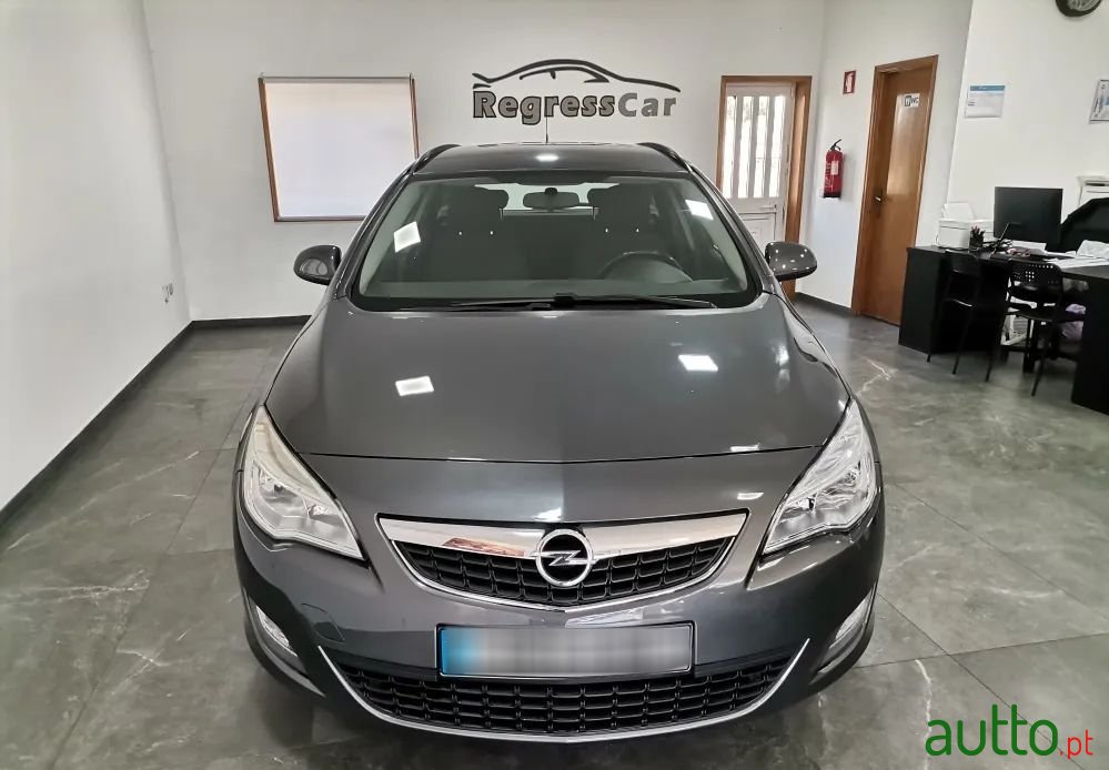 2011' Opel Astra Sports Tourer photo #2