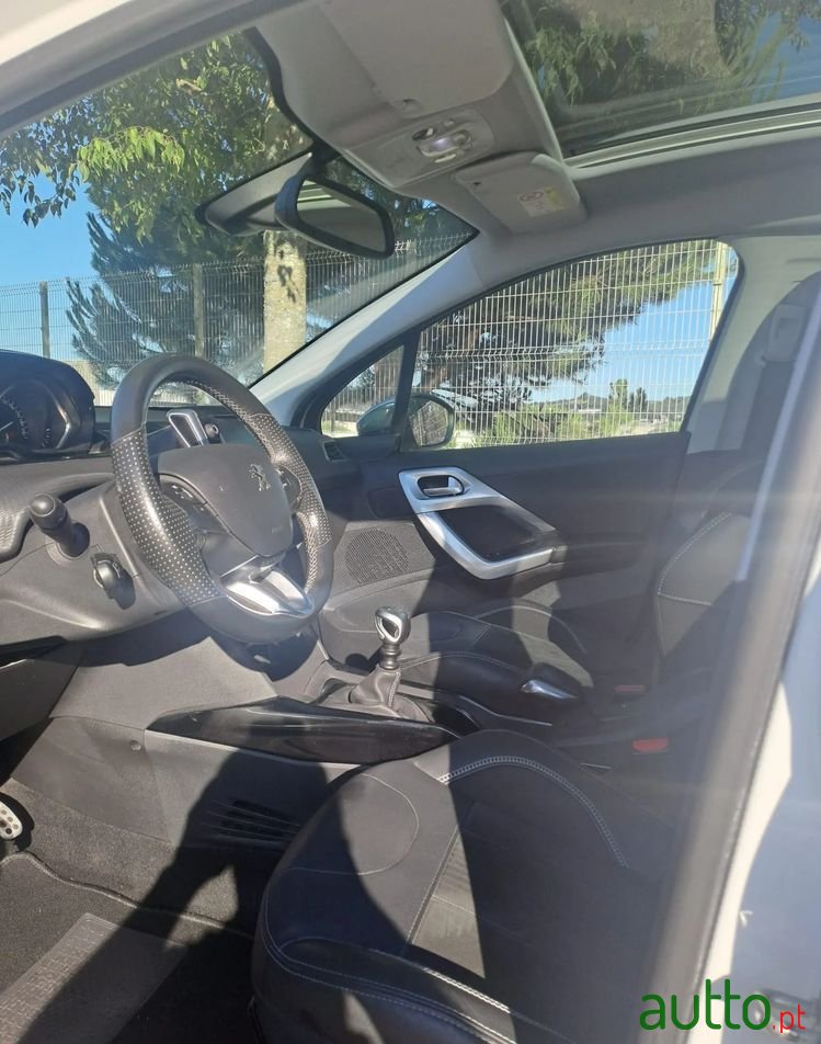 2017' Peugeot 2008 photo #6