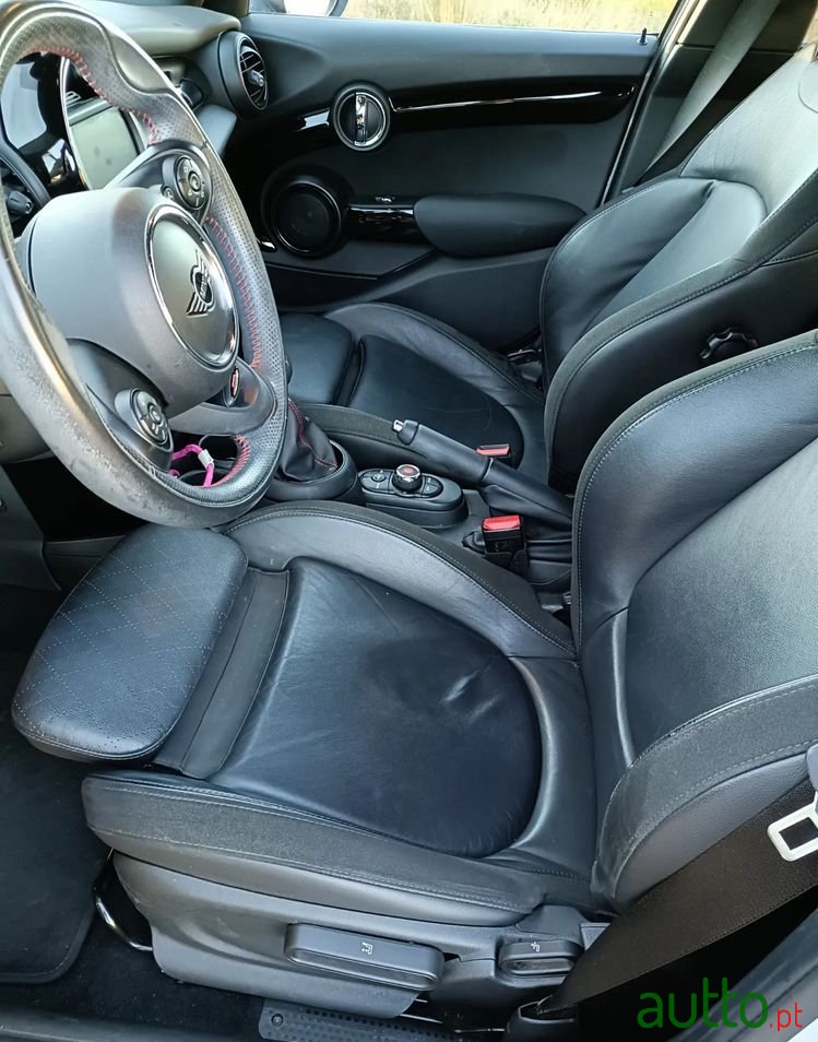 2019' MINI Cooper D photo #5