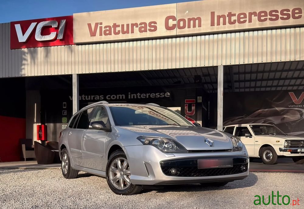 2010' Renault Laguna Break photo #1