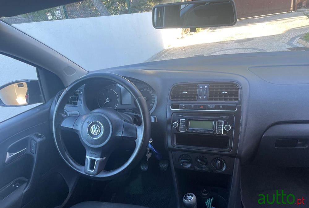 2010' Volkswagen Polo photo #4