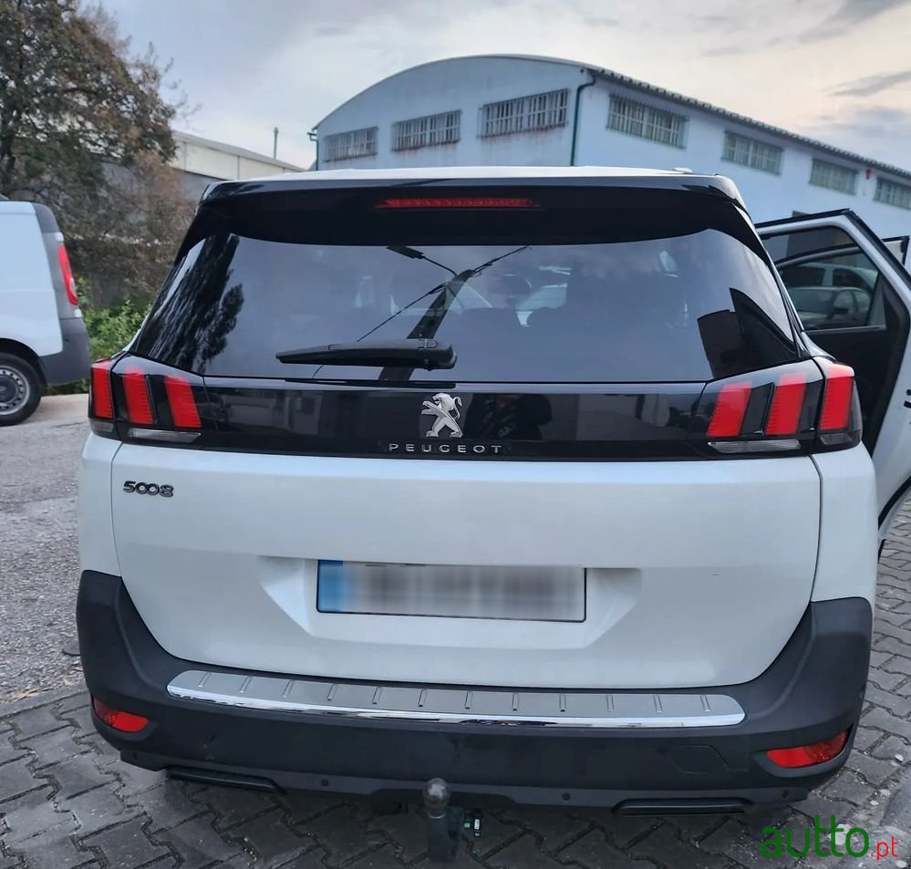 2020' Peugeot 5008 photo #2