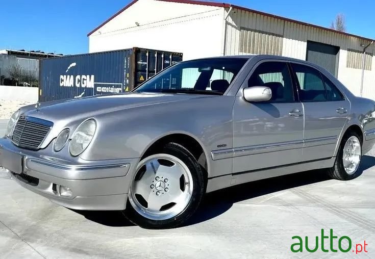 2001' Mercedes-Benz E 220 photo #1