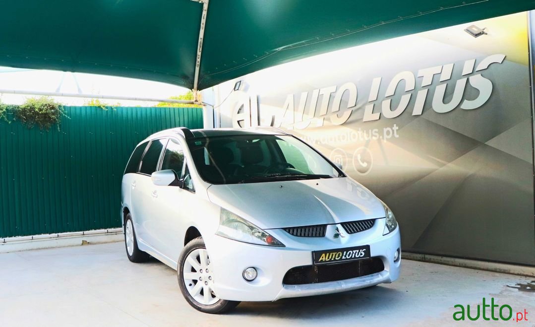 2007' Mitsubishi Grandis photo #1