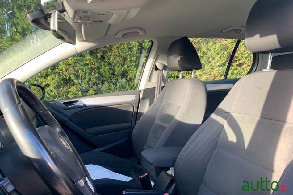 2011' Volkswagen Golf photo #3