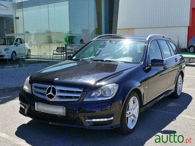 2011' Mercedes-Benz Classe C photo #2