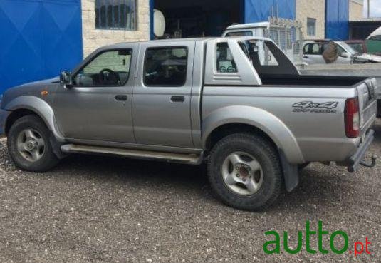 2005' Nissan Navara photo #1