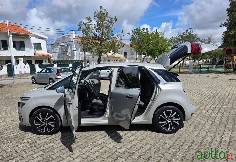 2017' Citroen C4 Picasso photo #2