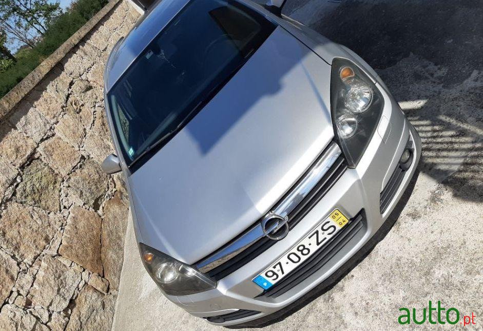 2005' Opel Astra photo #1