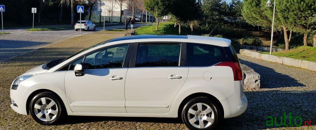 2012' Peugeot 5008 1.6 Hdi Teto Panoramico photo #2